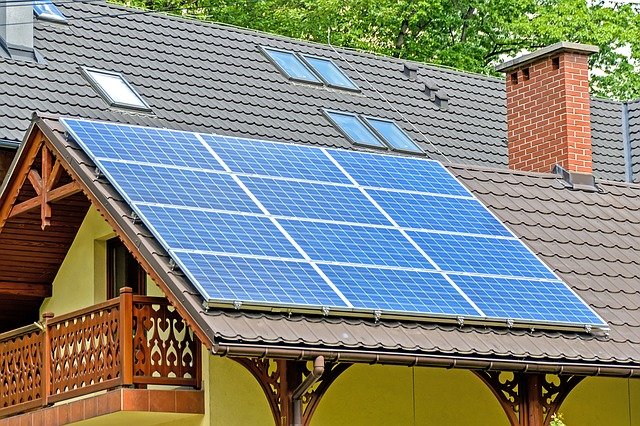 dům se solárními panely