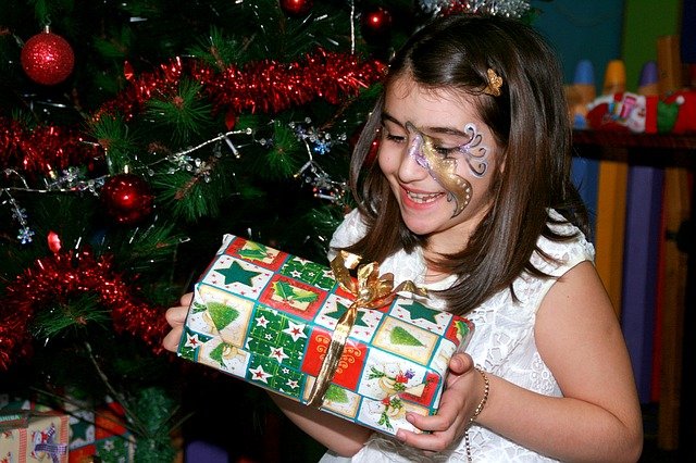 dívka s vánočním dárkem