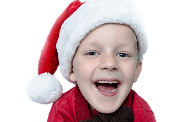 chlapec s vánoční čepicí