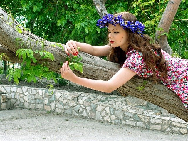 dívka na stromě
