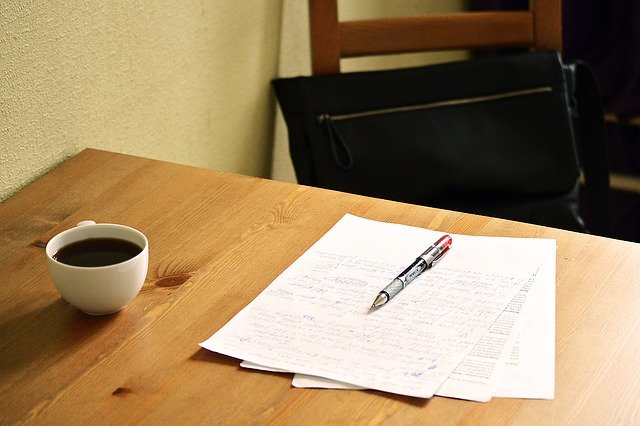 psaný text na stole s kávou