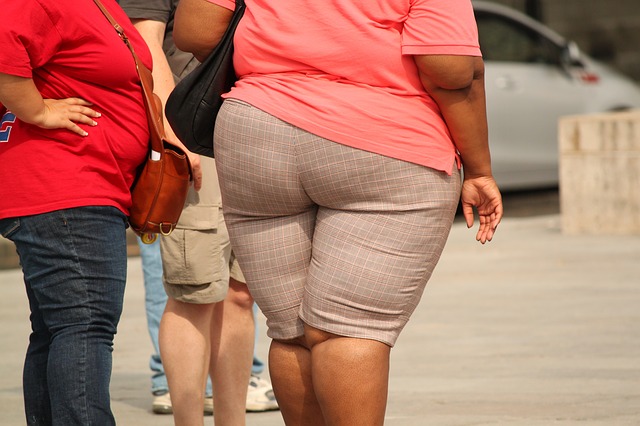 žena s nadváhou zezadu