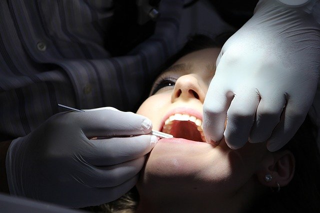 žena na zubařském křesle