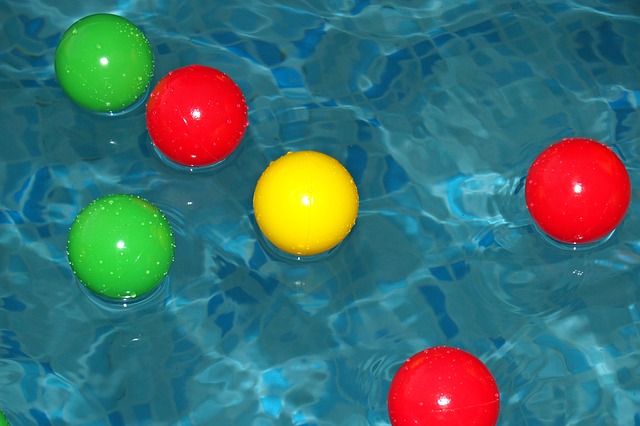 míčky v bazénu