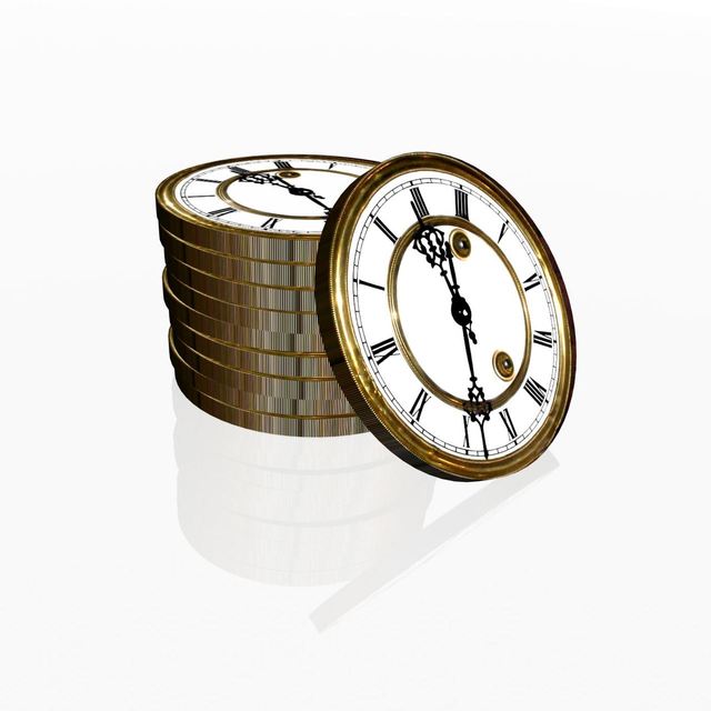 hodiny poskládané v mincích na sobě